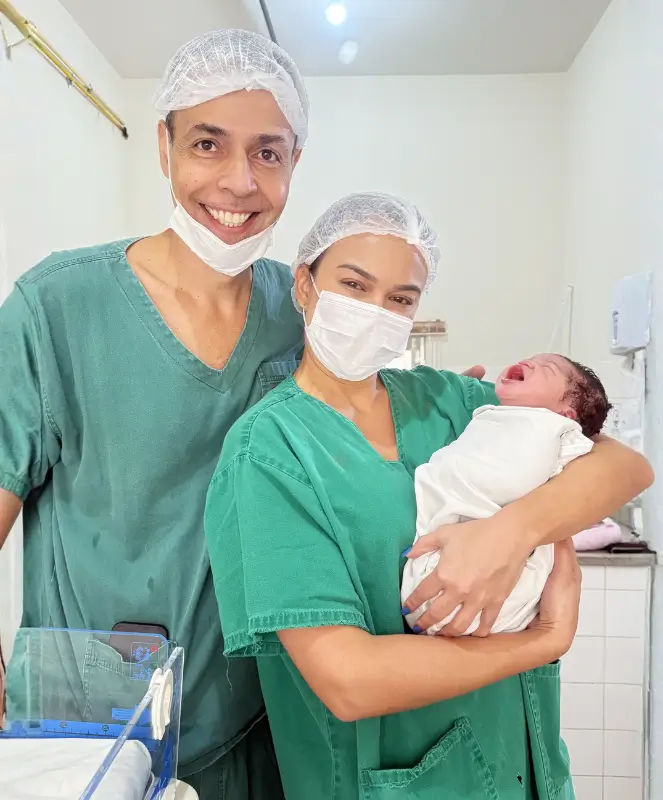 Fundadores do Baby Care com recém-nascido no hospital